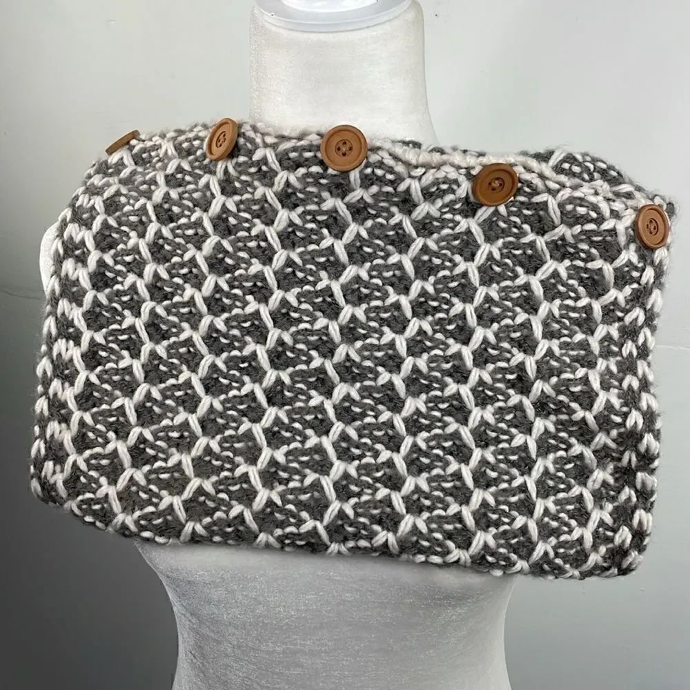 Simply Noelle Chunky Knit Scarf with Buttons Gray and White - Picture 3 of 5